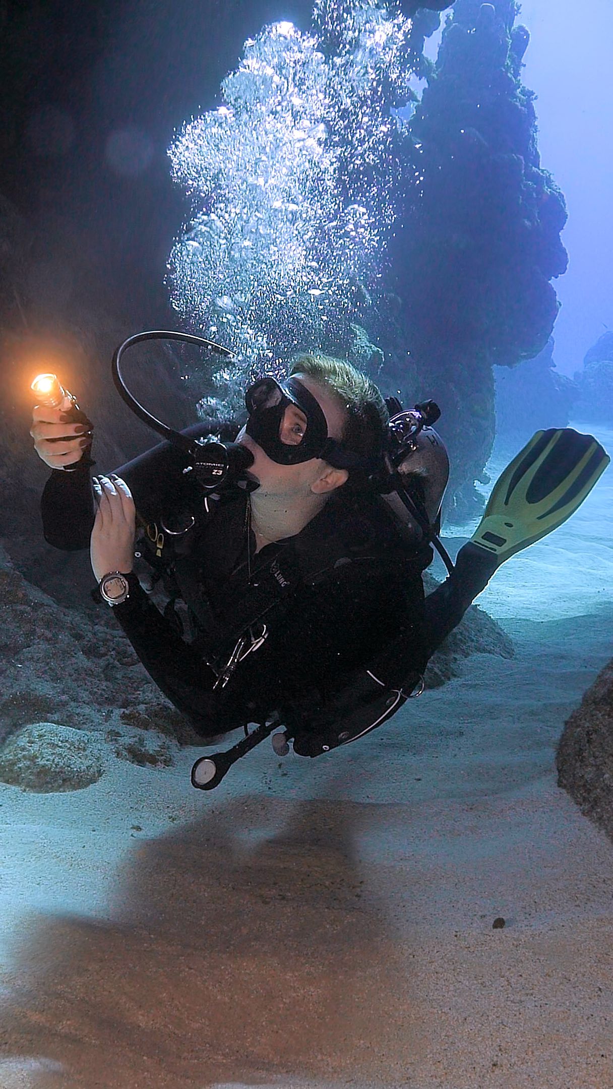 Whether you’re a tourist looking for a one-of-a-kind souvenir, a dive shop wanting to showcase your experience, or a production company in need of underwater footage — we’ve got you covered.
At Riptide Images, we specialize in underwater cinematography that’s as stunning as it is versatile. From promotional videos to documentaries, we bring the ocean to life. #caymanislands #scubadiving #underwaterfilming #videoproduction #underwatervideo